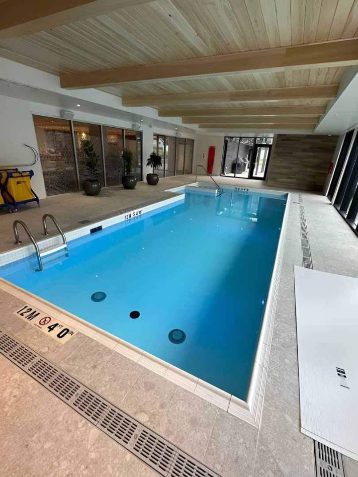 Piscine creusée intérieur en béton Montréal